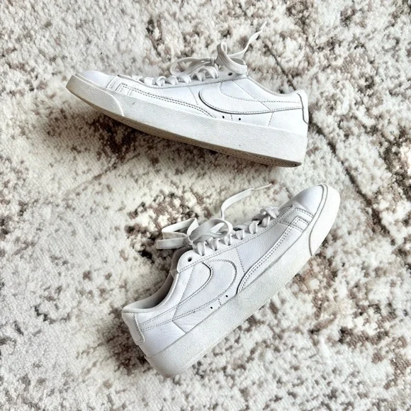 Nike Women’s Blazer Low LE Triple White Sneakers AV9370-111 - Picture 1 of 10
